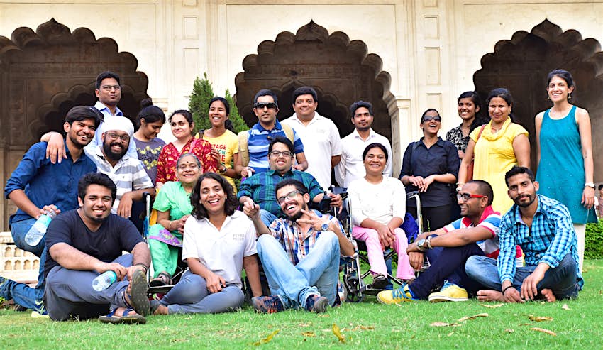 planet-abled-group-nov-2021.jpg Una foto grupal de un grupo de turistas posando frente a un punto de referencia del sur de Asia.