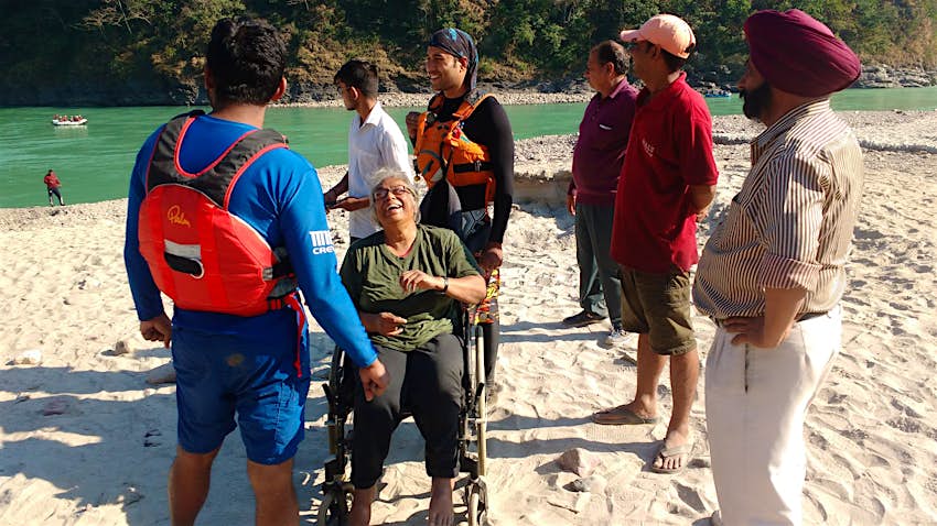 planet-abled-raft-nov-2021.jpg Un grupo de viajeros se reunió a la orilla de un río.