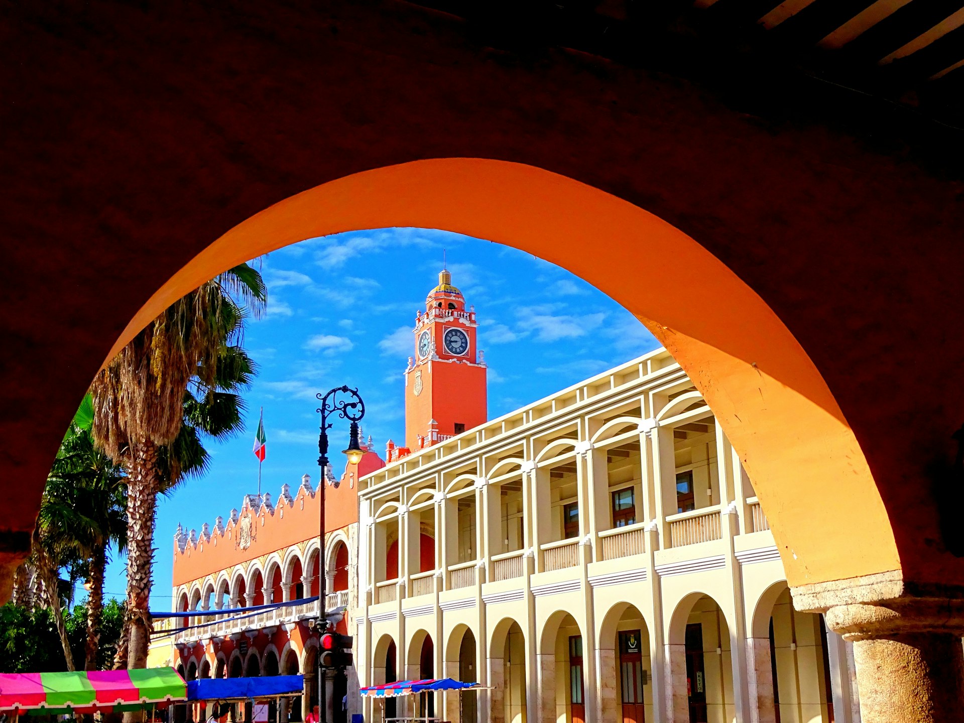 The historic Palacio Municipal in Mérida viewed through an archway