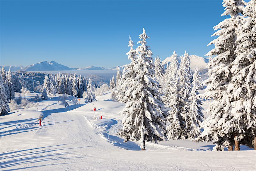 Pistes de ski vides aux Gets, qui fait partie du domaine skiable des Portes du Soleil. 