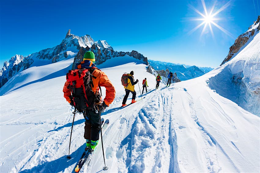 Un groupe de skieurs entame sa descente de la Vallée Blanche, la piste hors-piste la plus célèbre des Alpes