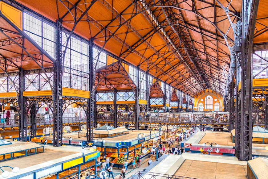 Interiör av Central Market Hall (Nagycsarnok) i Budapest, Ungern 