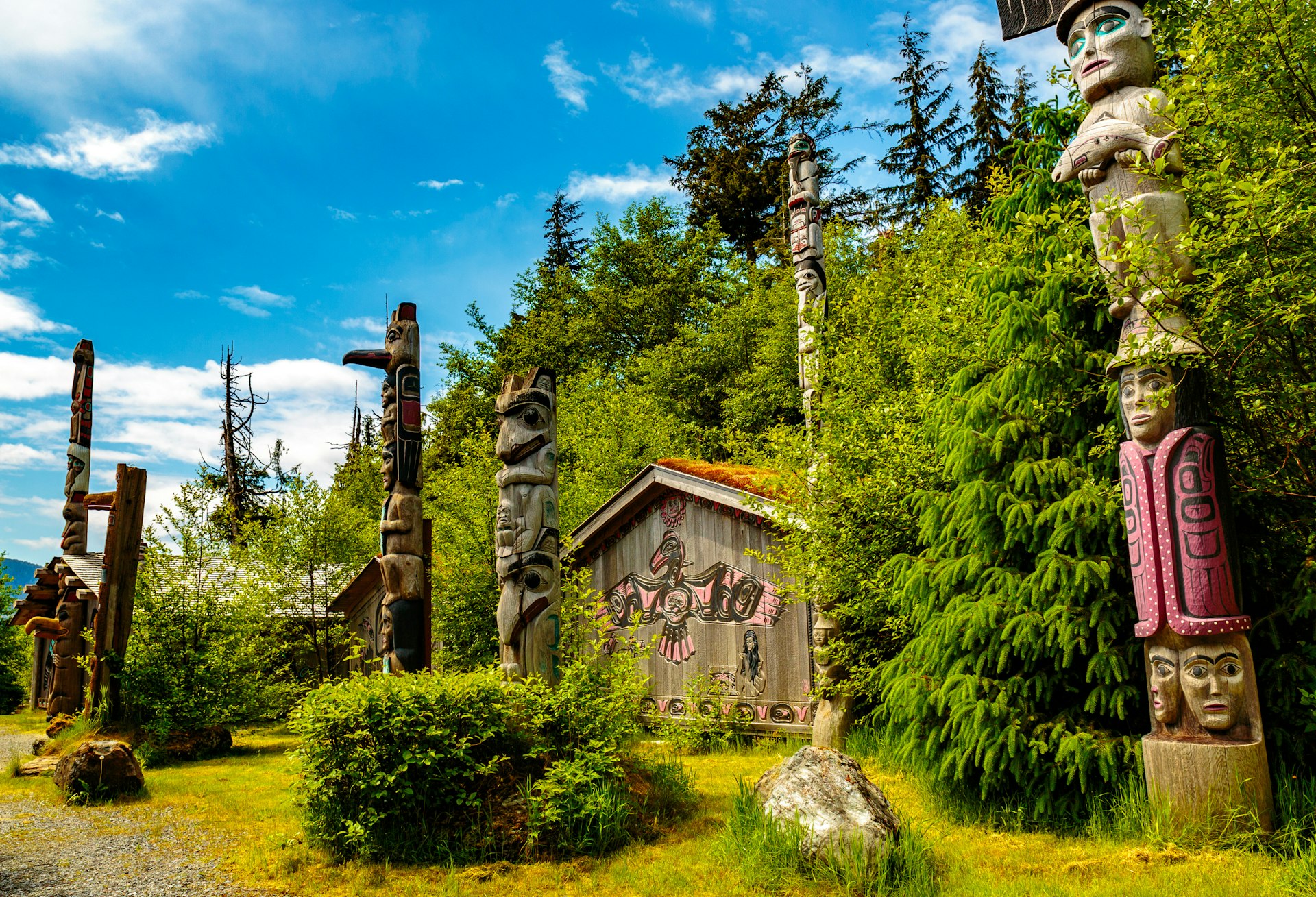 Totens nativos americanos no sítio histórico do estado de Totem Bight, Alasca