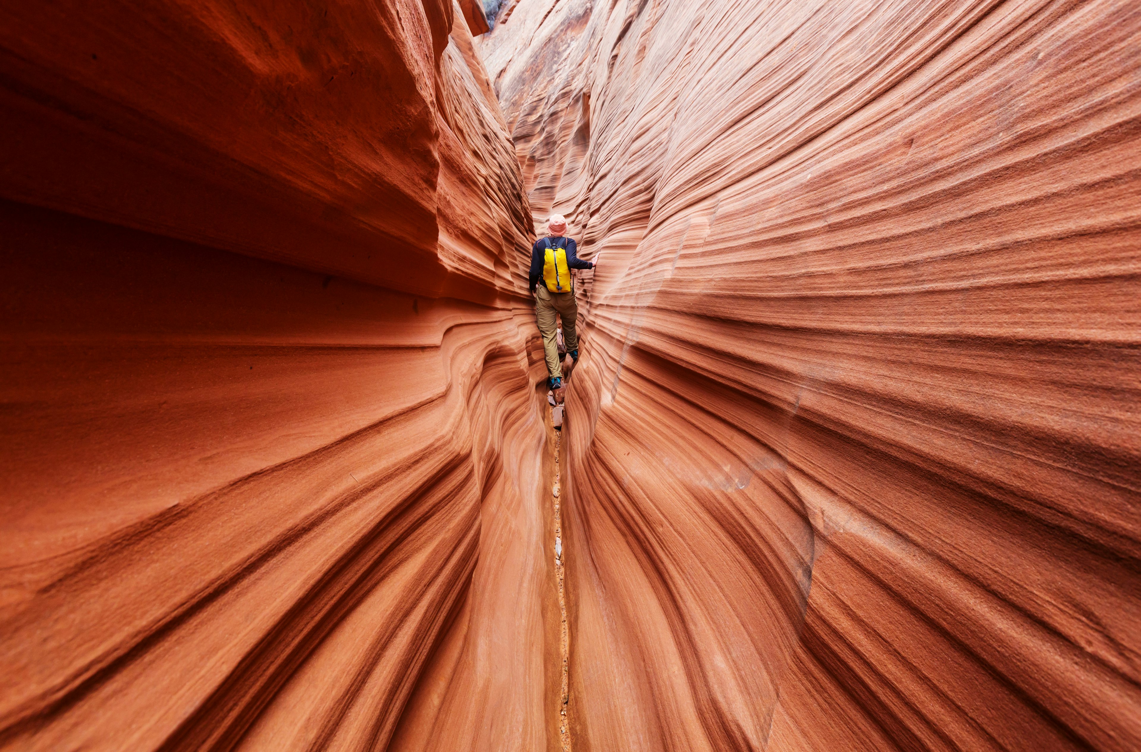 Турист проходит через щелевой каньон в Национальном памятнике Grand Staircase–Escalante, Юта