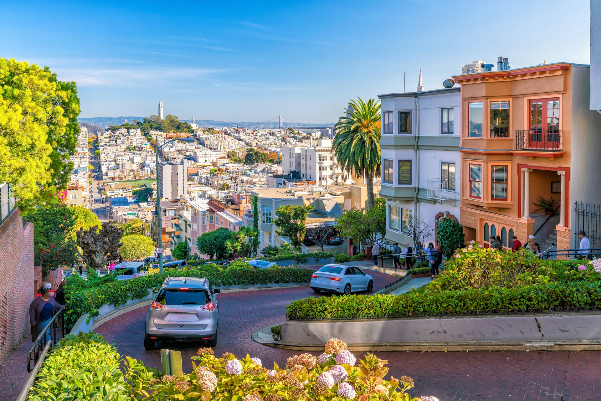Cars driving through the hairpin turns of Lombard Street