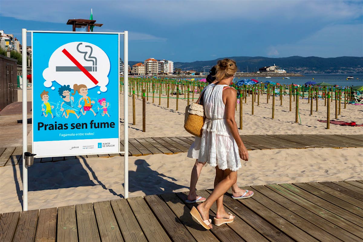 Spain bans smoking on the beach