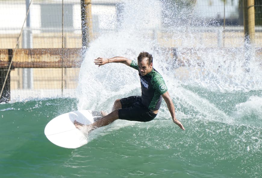 Den Puerto Rico surfaren Alejandro Moreda rider på en våg under en tävling i ABC TV-program "Ultimate surfare" 