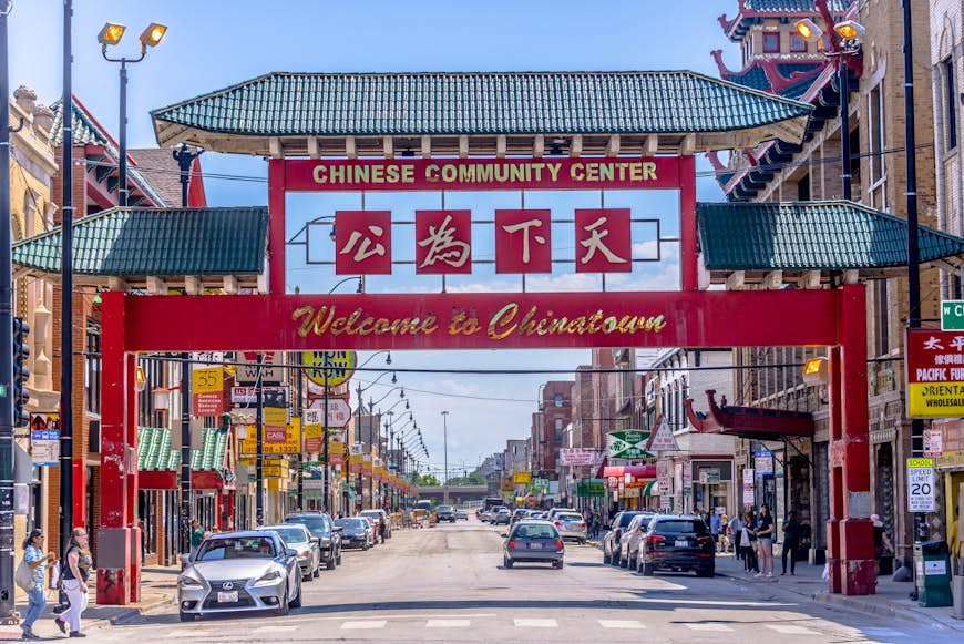 En röd port i kinesisk stil sitter vid ingången till Chinatown i Chicago