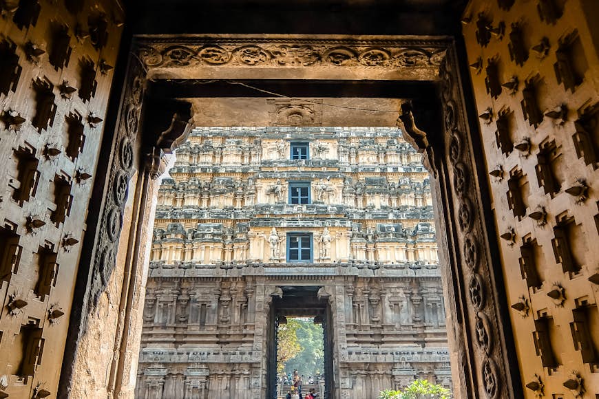Ingångsportarna till Sri Jalakandeswarar-templet i Vellore