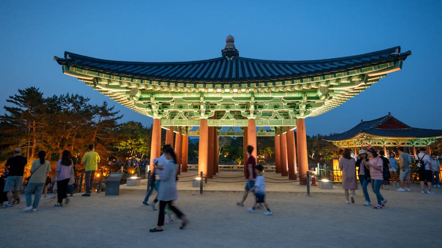 Besökare passerar genom paviljongerna vid Donggung-palatset, Gyeongju
