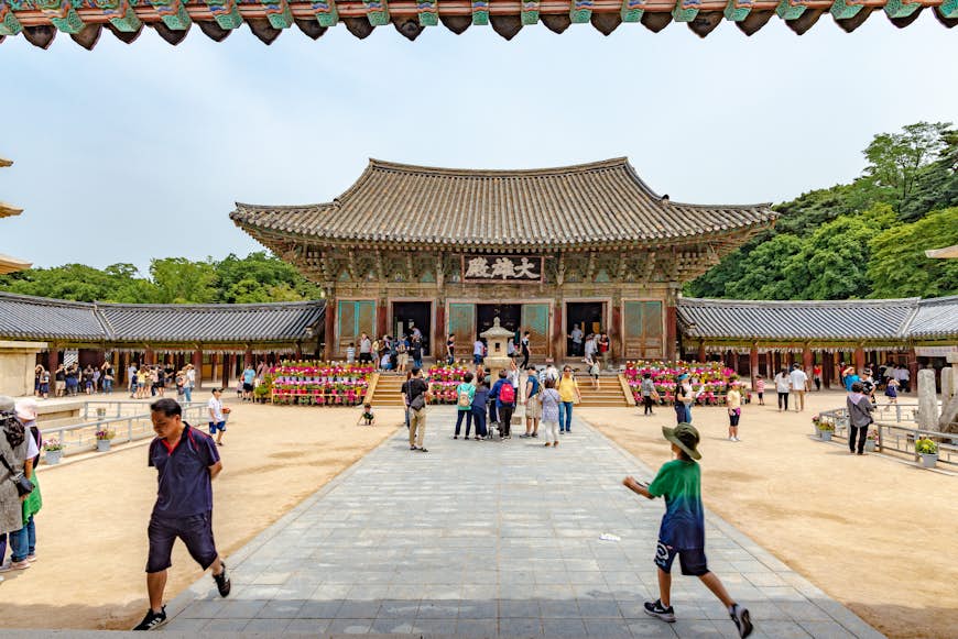 Besökare vid Bulguksa-templet i Gyeongju