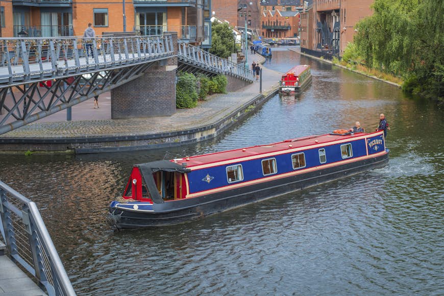 A narrowboat negotiates the corner on the Birmingham Canal Old Main Line at Salvage Turn Bridge by The Mailbox
