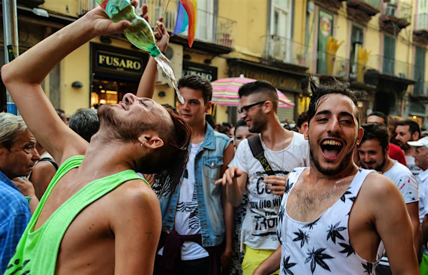 Des hommes rient et sourient en célébrant le défilé de la Gay Pride à Naples, en Italie