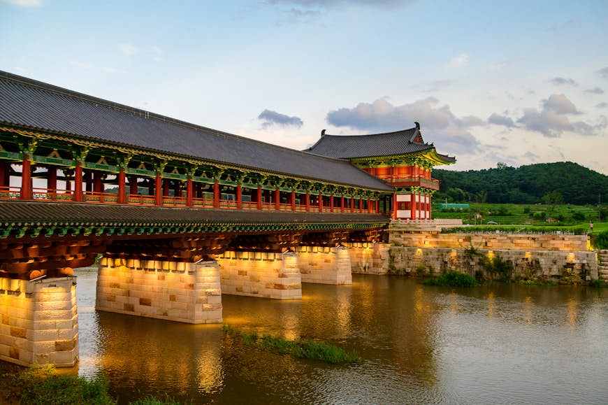 Utsikt över den berömda Woljeong-bron i Gyeongju