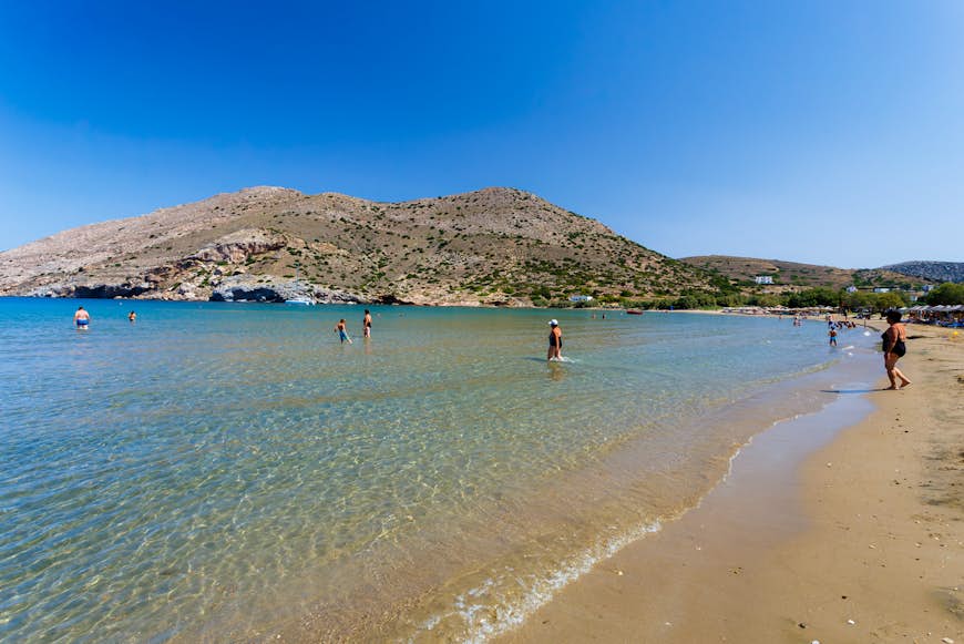 Galissas strand på ön Syros, Grekland mot en klarblå himmel.  Galissas är en av de få sandstränderna på ön Syros