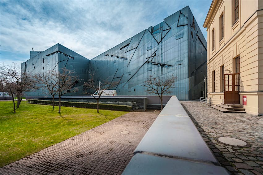 Le palais baroque et la nouvelle aile par Daniel Libeskind du Musée juif de Berlin