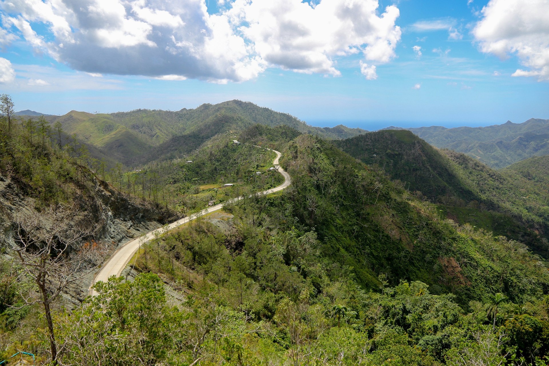 A sinuosa estrada La Farola ao longo de um cume de montanha nas montanhas de Sierra Maestra, Cuba