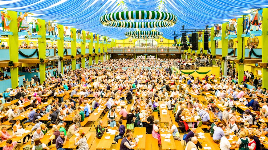 Personnes "Spaten"Tente à bière à l'Oktoberfest de Munich