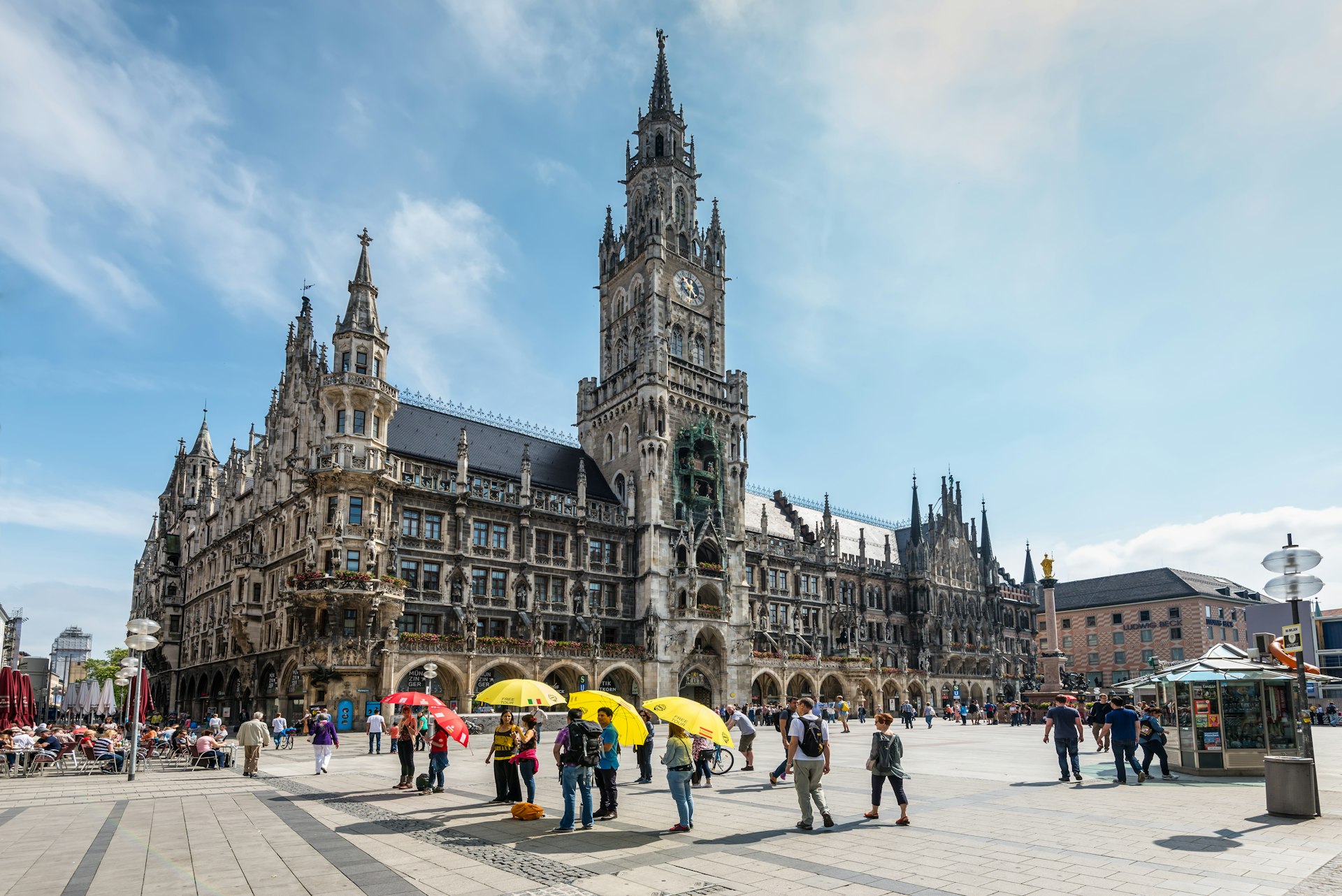 Tourists and guides outside New Town Hall at Marienplatz Square