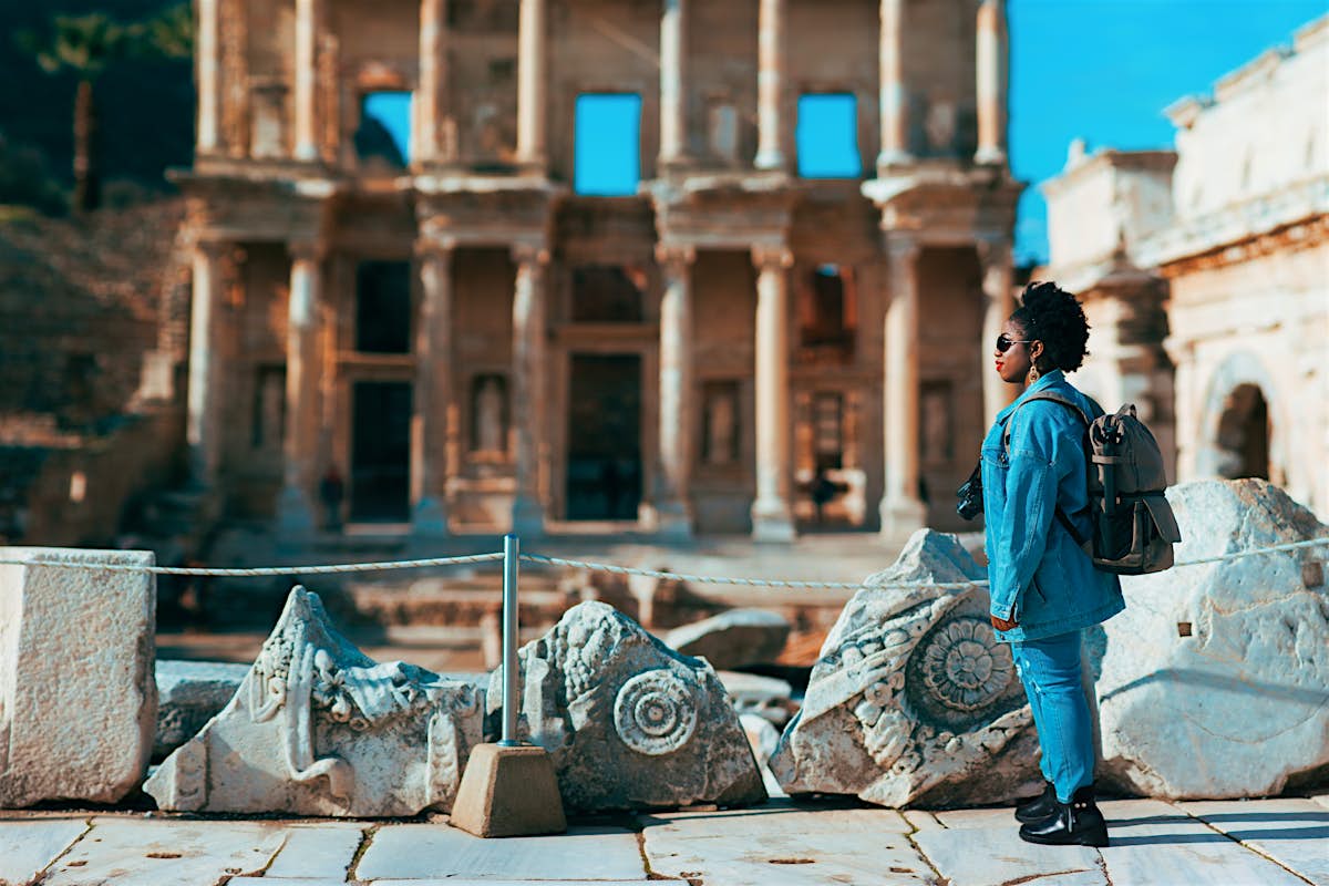 Frau bewundern die Ruinen von Ephesus an einem sonnigen Wintertag, Izmir