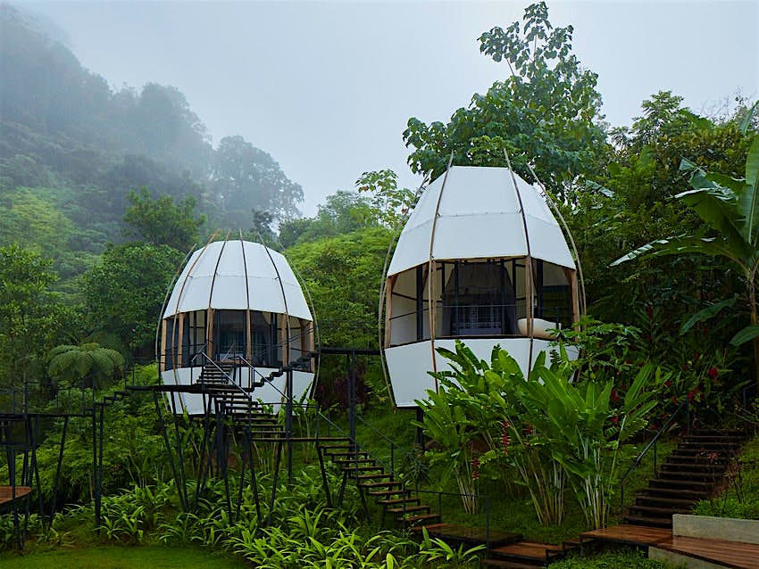 Vista exterior de las habitaciones en forma de cápsula de Art Villas Resort en Costa Rica.