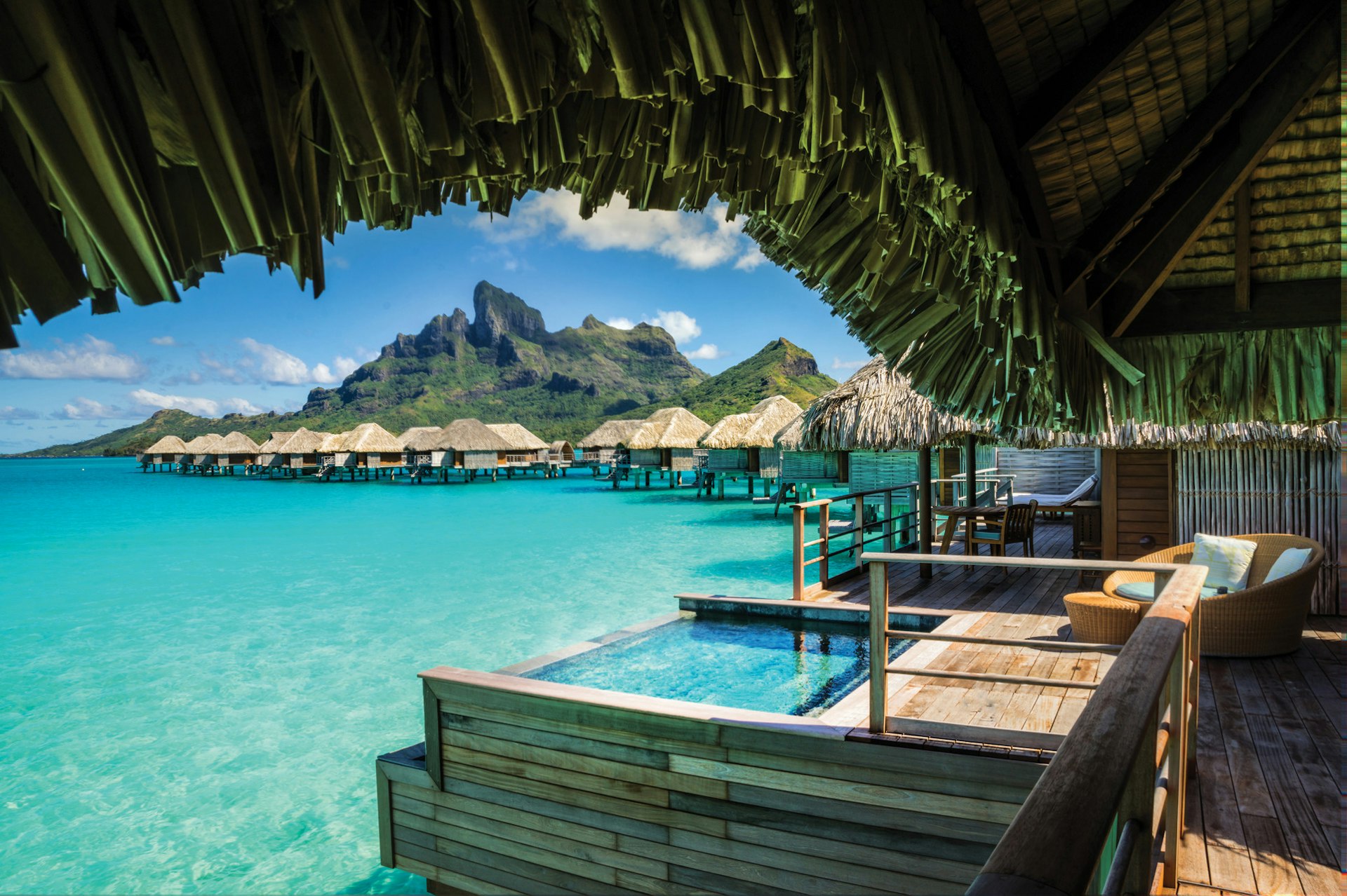 A small plunge pool at the edge of a lagoon