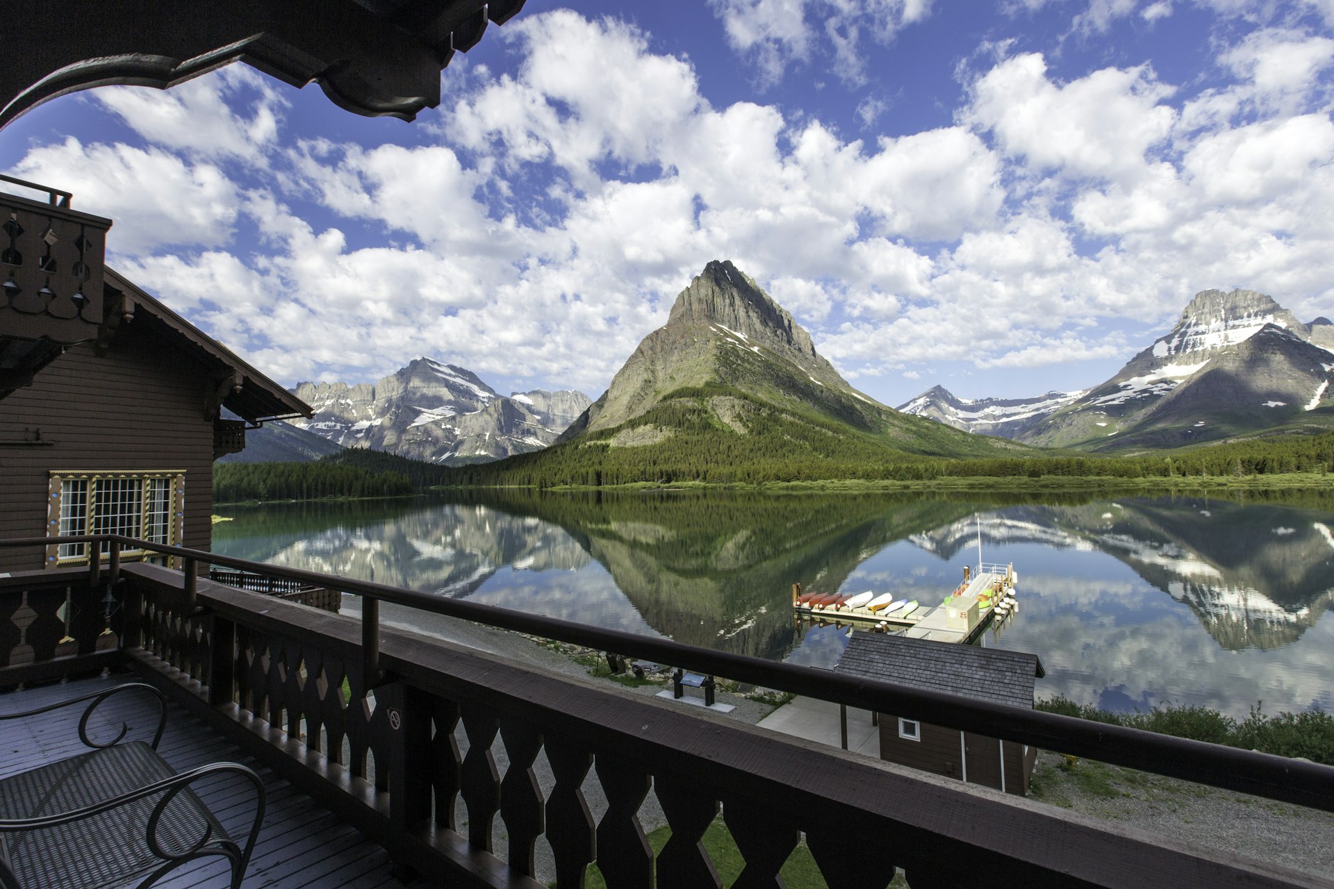 A vista do Many Glacier Hotel do Parque Nacional Glacier