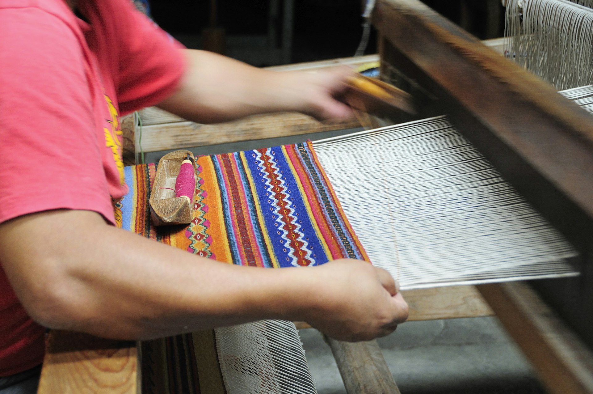 Carpet weaving at La Mano Magica by Tomas Mendoza
