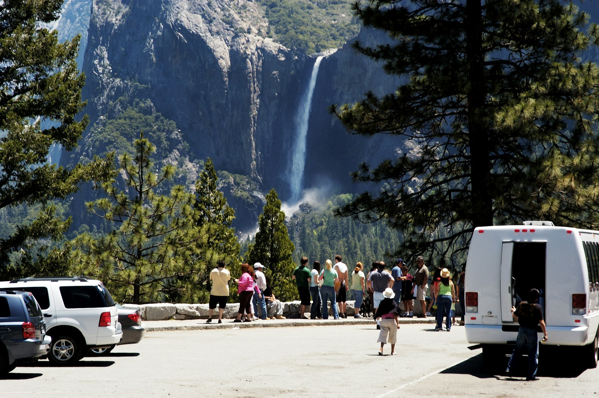 The Yosemite Valley Overlook with summer crowds