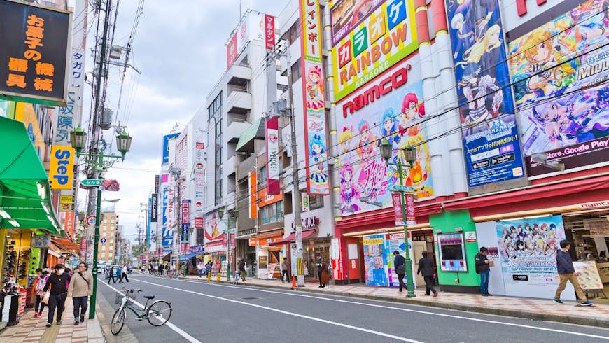 Des passants devant la boutique de dessins animés colorés de Nipponbashi Osaka, le célèbre endroit pour les fans d'anime et de jeux vidéo de la culture pop japonaise