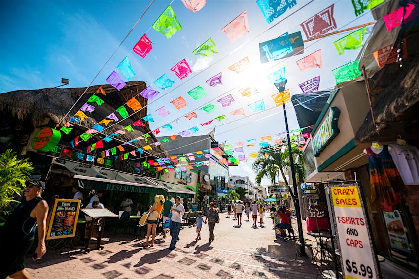 Touristes explorant la célèbre rue commerçante de Playa Del Carmen - 5e Avenue, Mexique