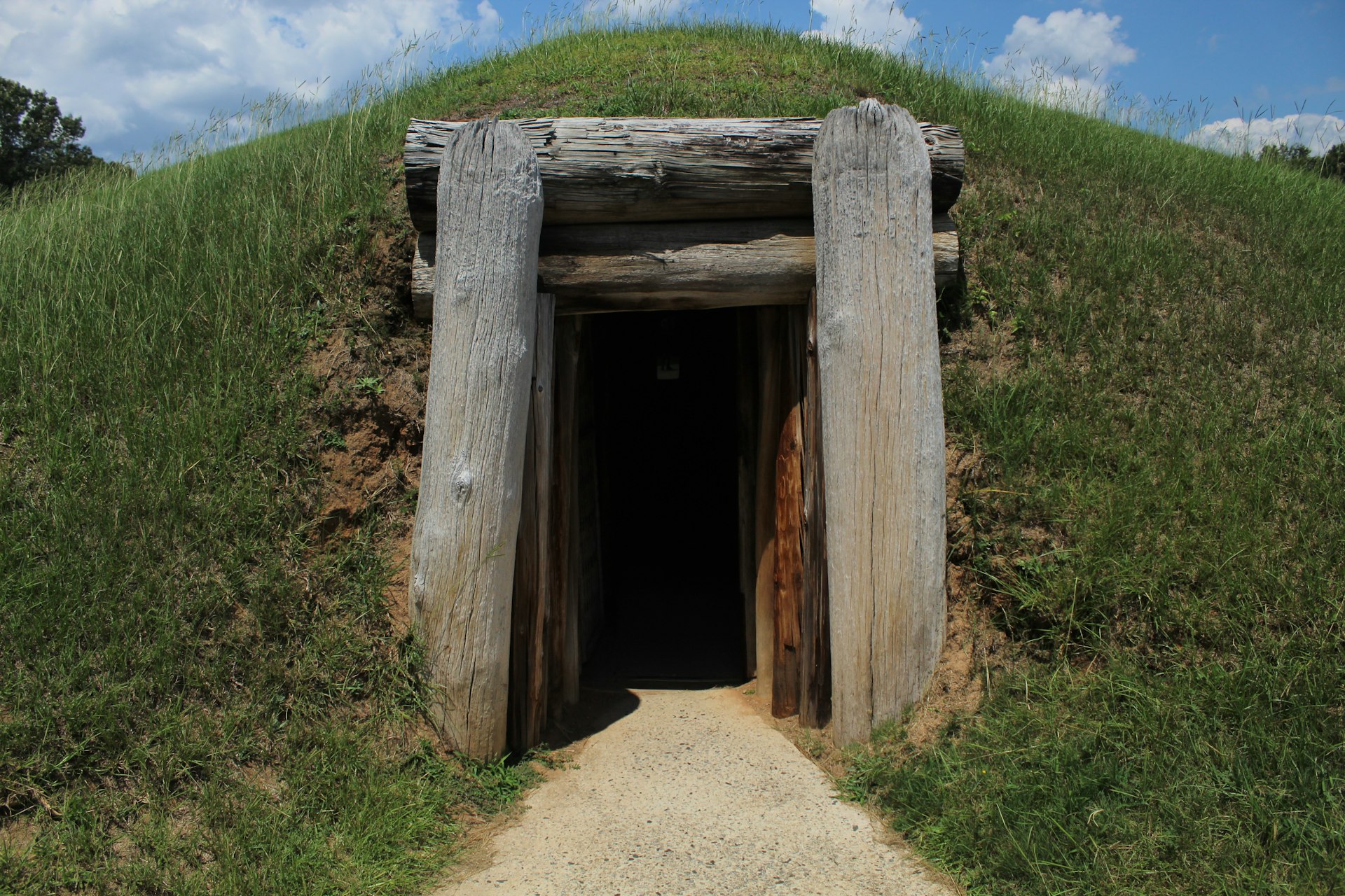 Large pieces of wood make up the doorway of the Ocmulgee Mounds in Georgia.