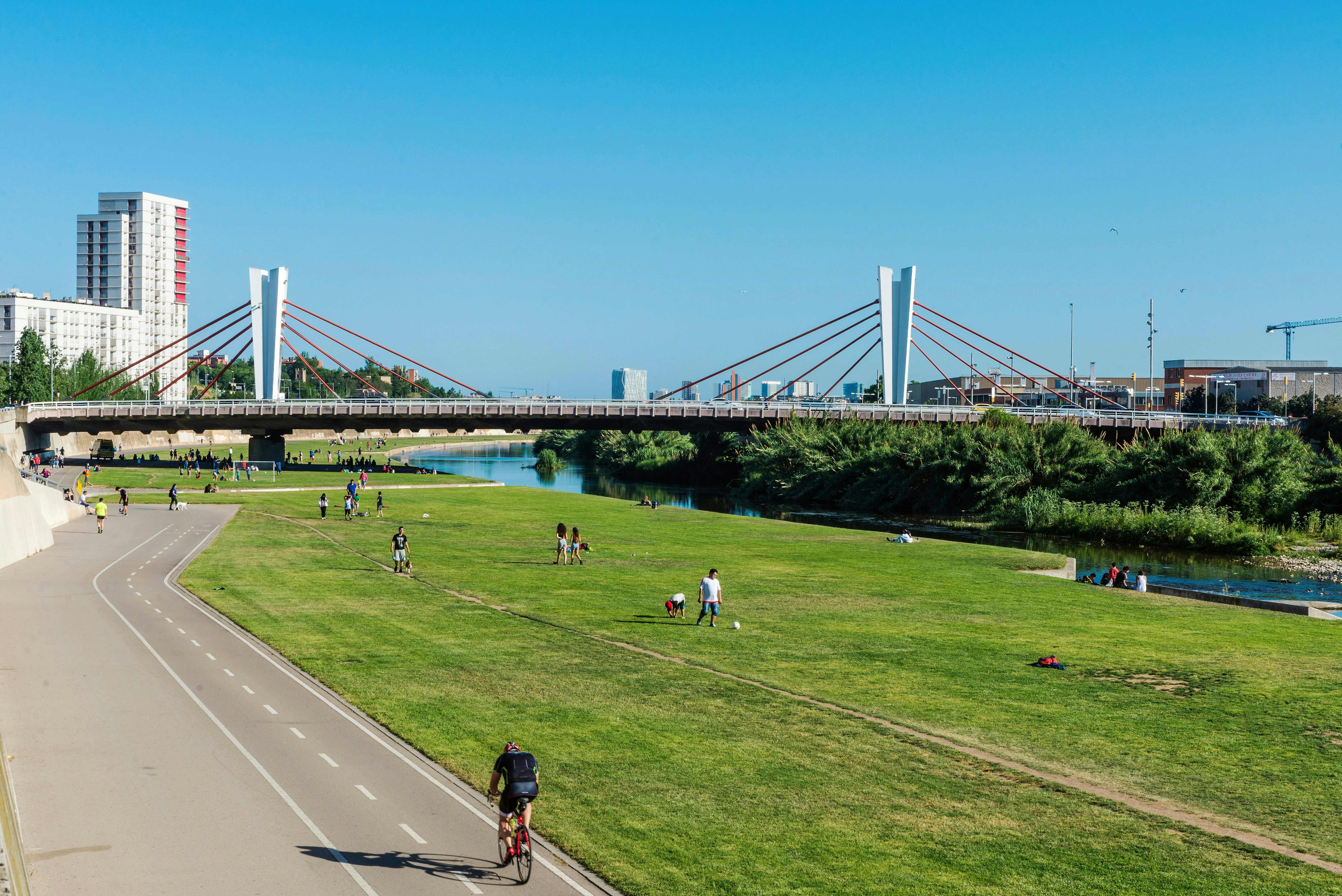 Barcelona, Spain - May 17, 2015: Crowded park under a suspension bridge in Barcelona, Catalonia, Spain
El Parque Fluvial del Besós
River Besos