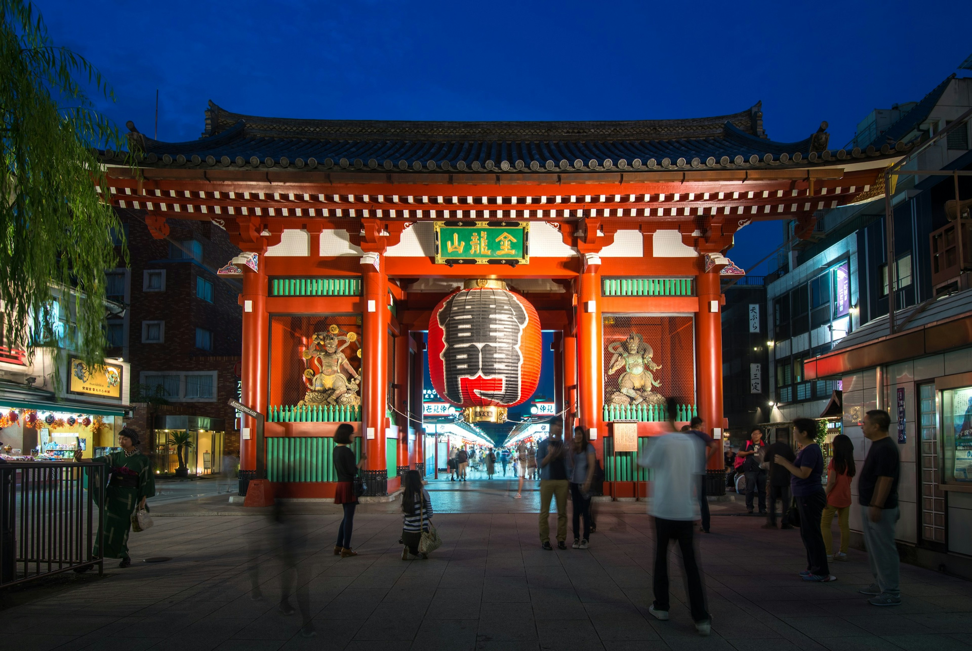 Tokyo_Walking_Senso-ji.jpg