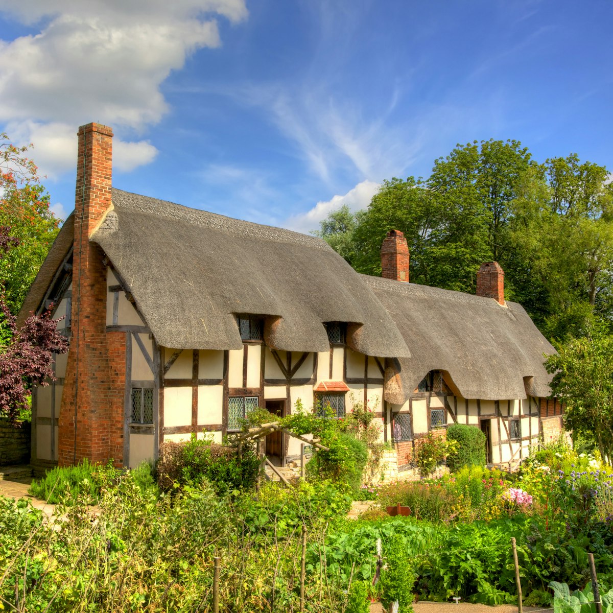 Anne Hathaway's (William Shakespeare's wife) famous thatched cottage and garden at Shottery, just outside Stratford upon Avon, England.