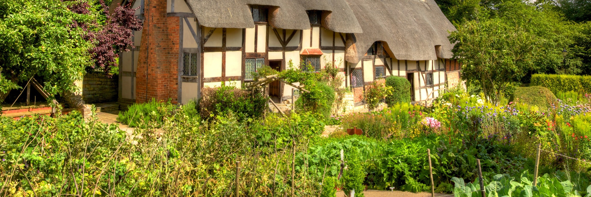 Anne Hathaway's (William Shakespeare's wife) famous thatched cottage and garden at Shottery, just outside Stratford upon Avon, England.