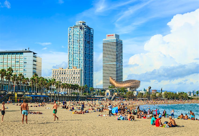 Muchos turistas y lugareños disfrutan de una famosa playa en Barcelona, ​​​​España