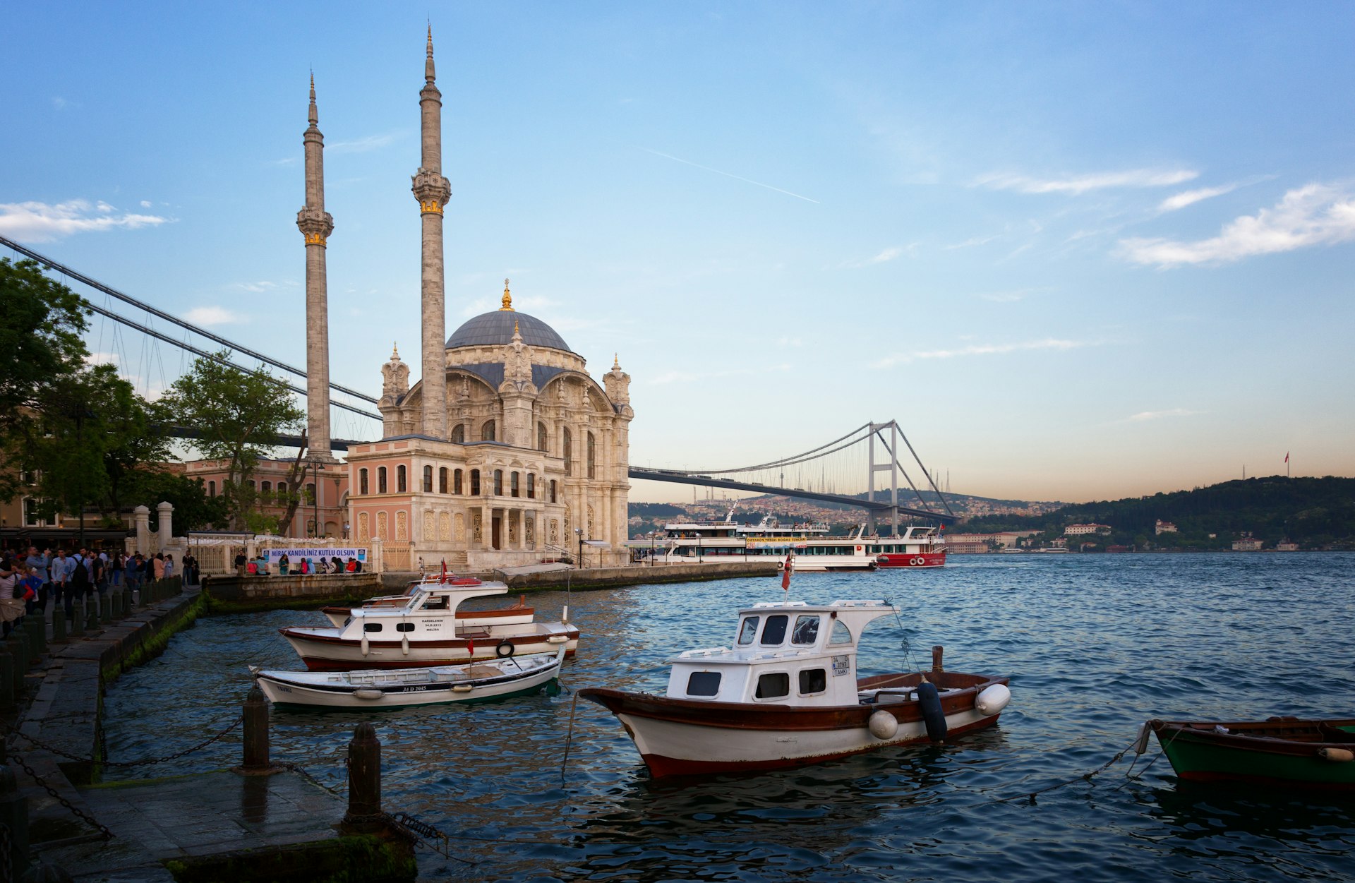 Лодки в проливе Босфор возле мечети Ортакёй в Бешикташе, Стамбул