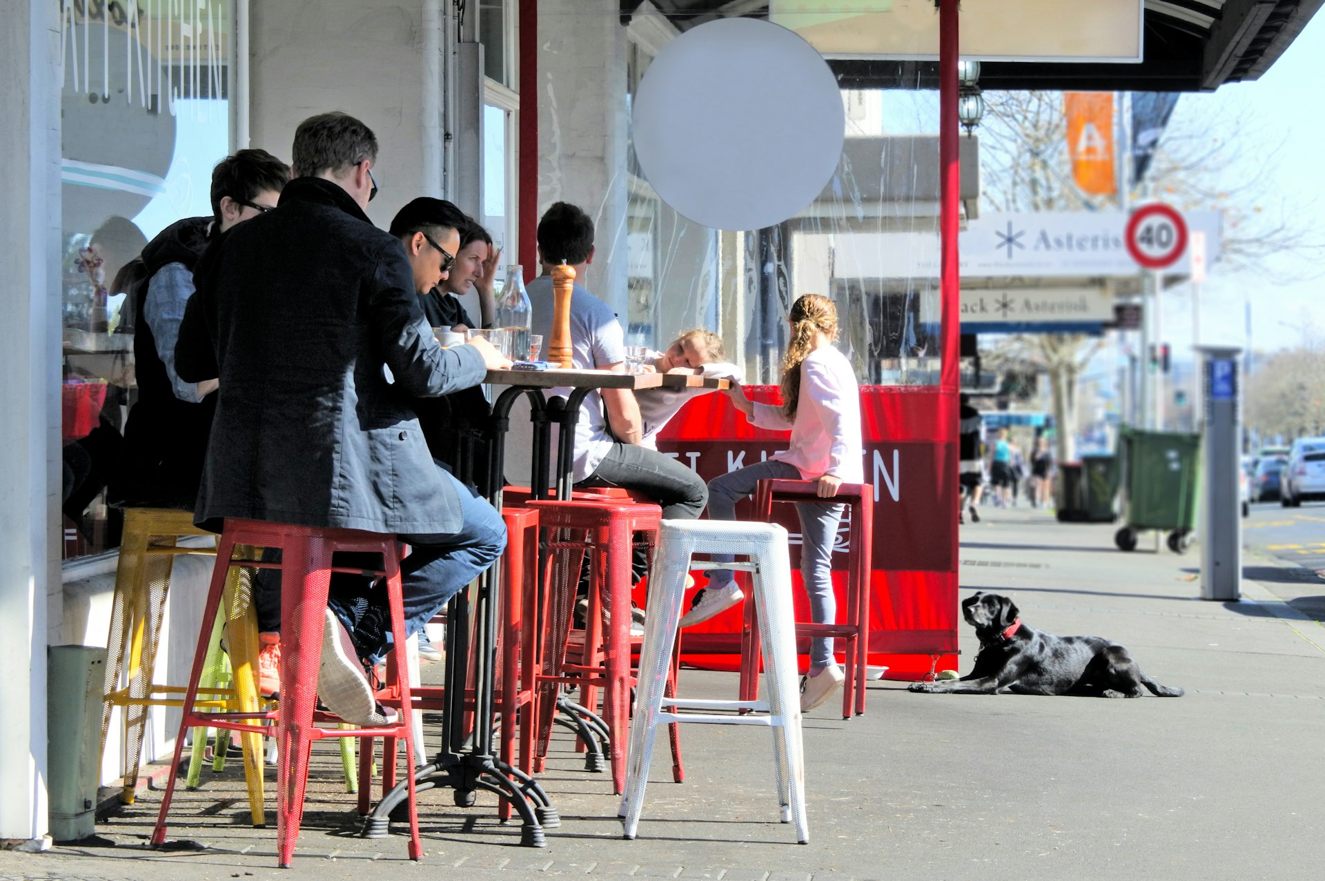 People sitting at a sidewalk cafe in Ponsonby Rd in Auckland