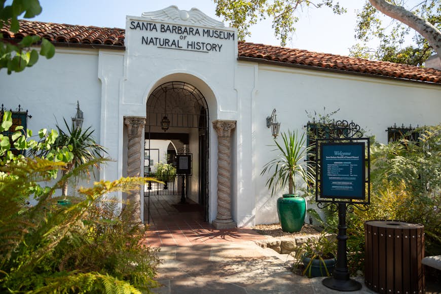 Ingång till Santa Barbara Natural History Museum, ett populärt turistmål; 
