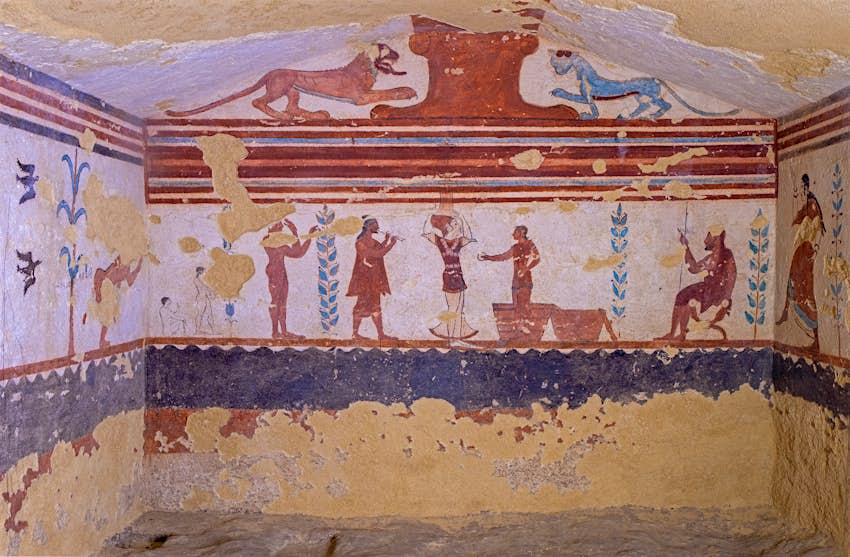 Figure rosse, animali blu e rossi e motivi floreali nelle camere funerarie dipinte delle antiche tombe etrusche di Tarquinia