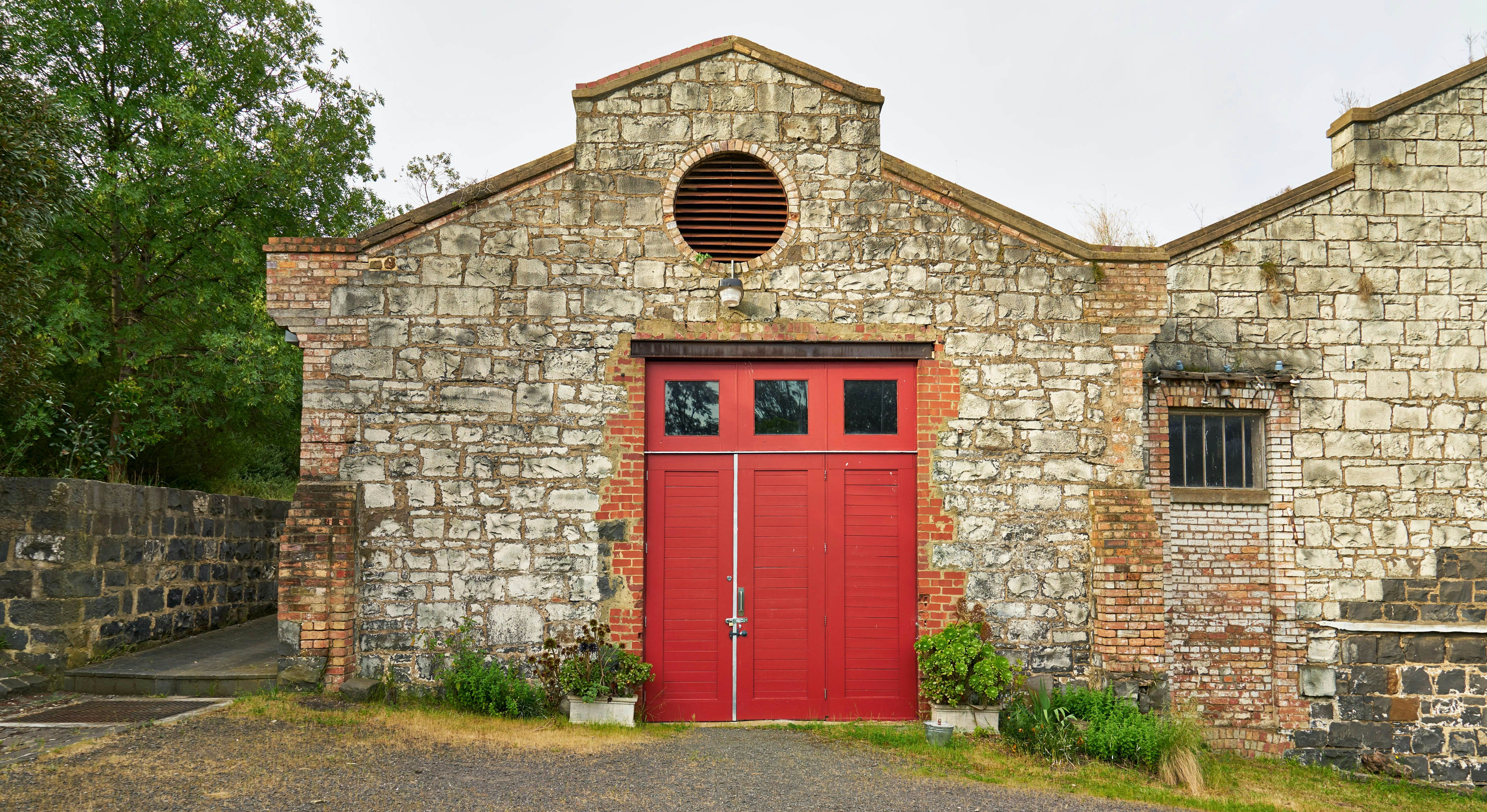 KRC829 Images of the exterior walls of the living mueseum of the west in Maribyrnong, Melbourne

Melbourne's Living Museum of the West
