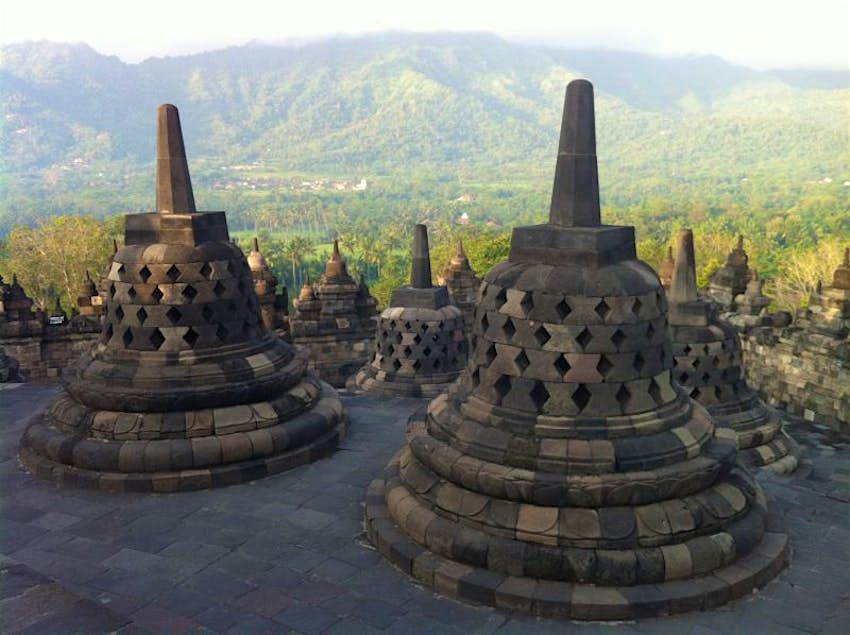 Pemandangan Borobudur di Jawa Tengah dengan perbukitan berhutan di kejauhan