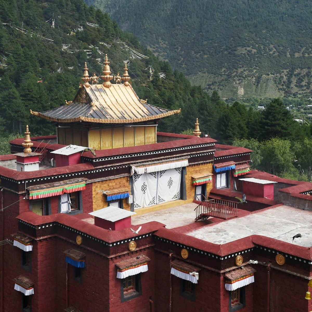 GKGG70 Nyingchi. 21st Aug, 2016. Photo taken on Aug. 21, 2016 shows the Lamaling Temple in Nyingchi City, southwest China's Tibet Autonomous Region. Credit:  Chogo/Xinhua/Alamy Live News