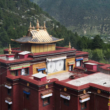 GKGG70 Nyingchi. 21st Aug, 2016. Photo taken on Aug. 21, 2016 shows the Lamaling Temple in Nyingchi City, southwest China's Tibet Autonomous Region. Credit: Chogo/Xinhua/Alamy Live News