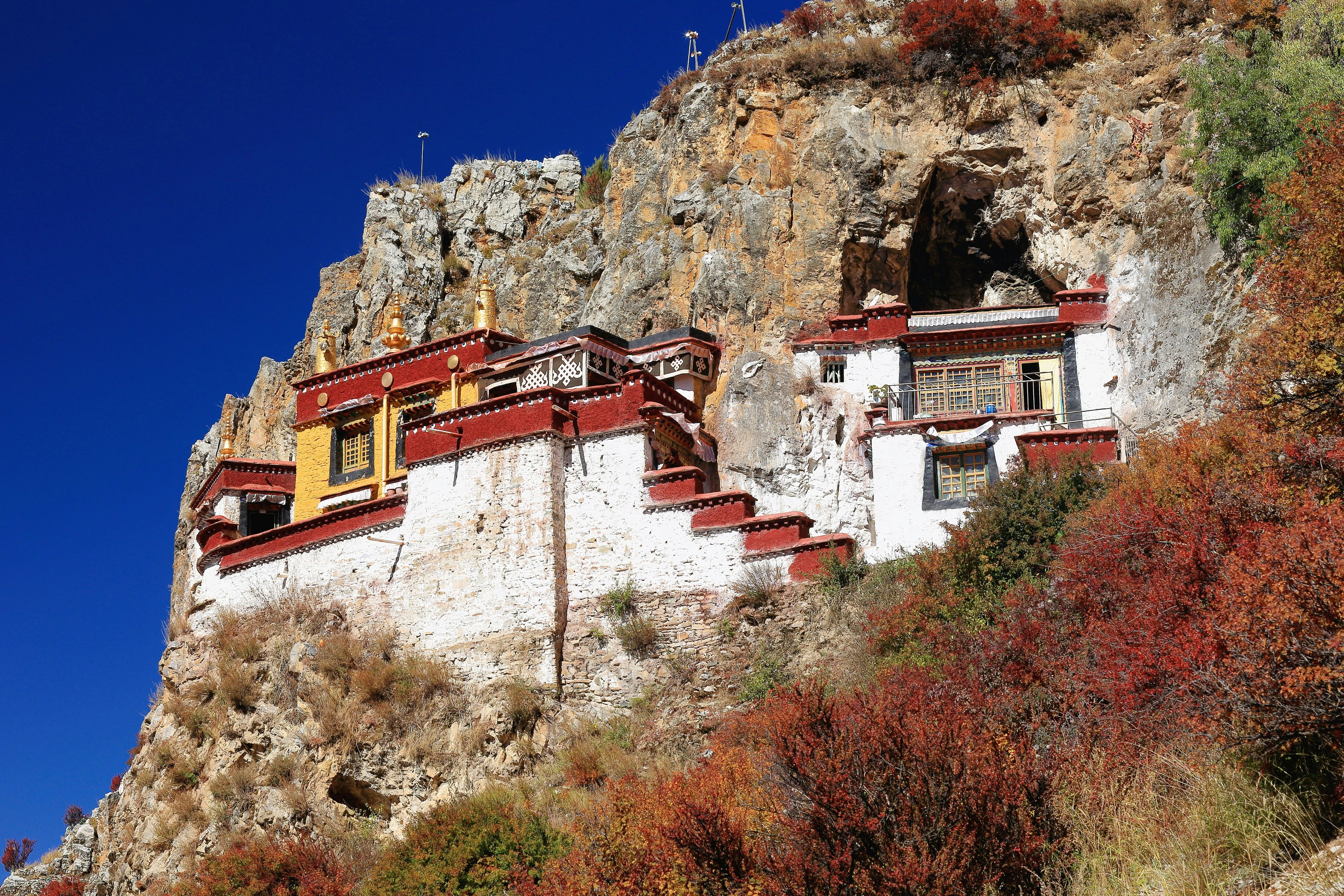 Lhakhang Puk-cave. Here Lhalung Pelgyi Dorje is said to have meditated for 22 years beginnign in 842 AD. Drak Yerpa monast.-complex of more than 80 meditation caves. Lhasa pref.-Tibet.