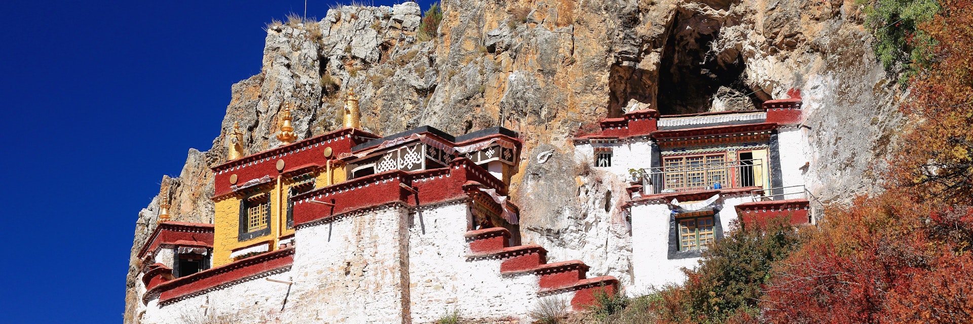 Lhakhang Puk-cave. Here Lhalung Pelgyi Dorje is said to have meditated for 22 years beginnign in 842 AD. Drak Yerpa monast.-complex of more than 80 meditation caves. Lhasa pref.-Tibet.