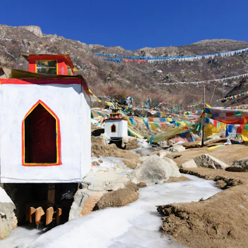 HE8AGD Samye: Prayer mills in the frozen water of a brook on the way to the Chim Puk hermitage, Tibet, China
Chim-puk Hermitage