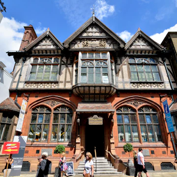 J962YH Canterbury, Kent, UK. Beaney House of Art and Knowledge - Royal Museum and Free Library at 18 High Street. The building takes its name from its benefa