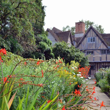 Stratford-upon-Avon is a famous town in England, known as Shakespeare's birthplace. This is house and garden of Hall's Croft, one of 3 historical houses connected with his life - place where his daughter and her family had lived.